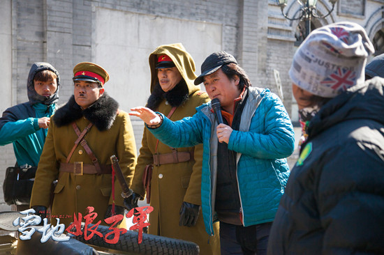 张多福与演员交流