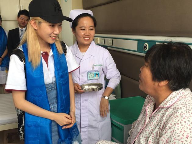 蜜蜂少女罗姝涵探望低视力患者