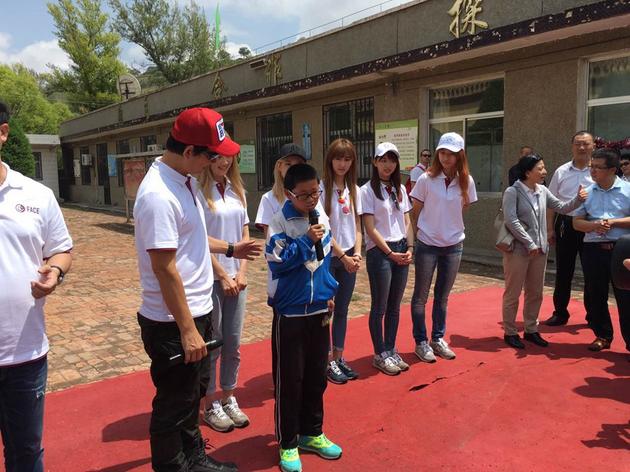 任贤齐携蜜蜂少女队出席公益