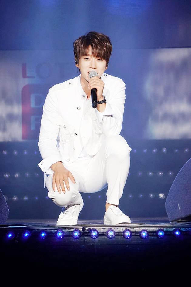 黄致列蹲下演唱