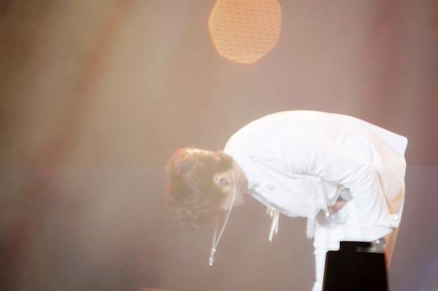 黄致列九十度鞠躬