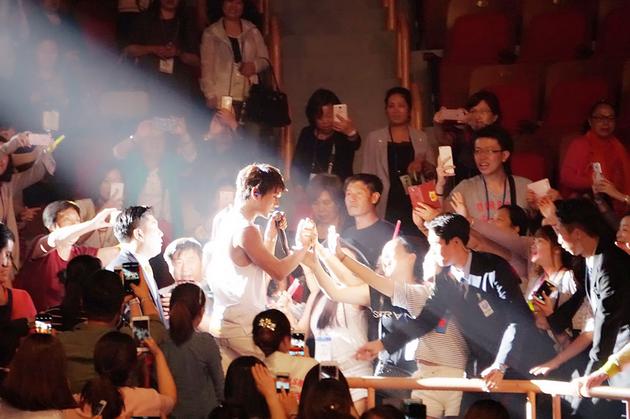 黄致列与粉丝互动