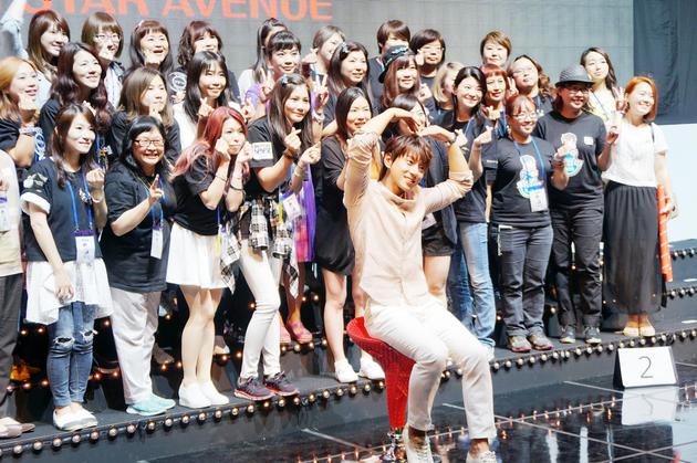 黄致列与粉丝合影