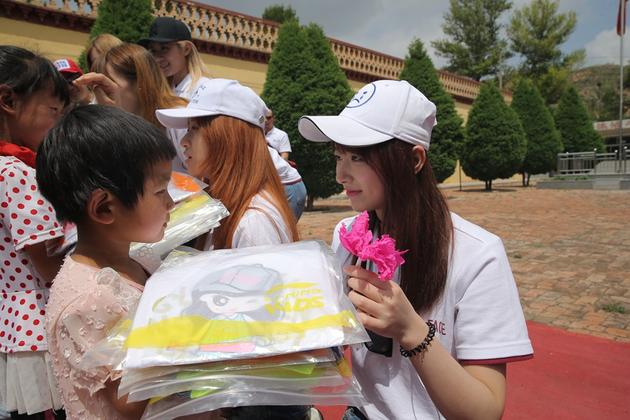 蜜蜂少女为留守儿童送去书包