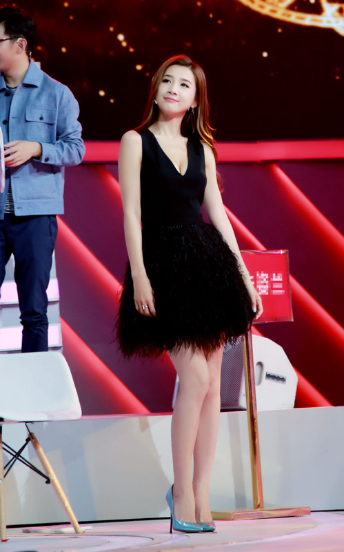 徐立一袭黑色小礼服现身 凸显曼妙身姿|徐立|食来运转|看见你的声音