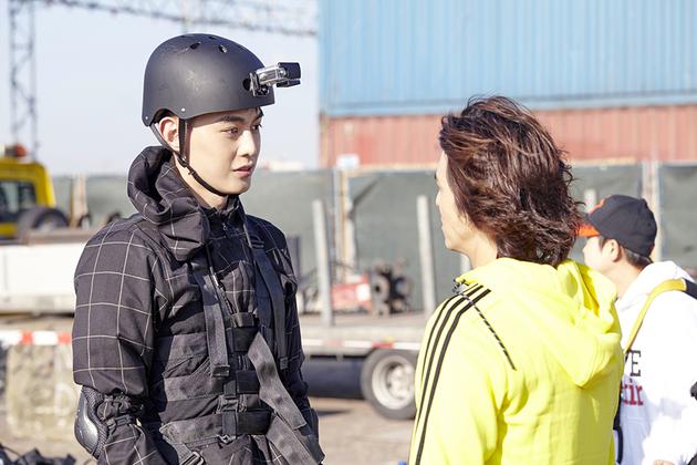 唐晓天挑战高空自行车