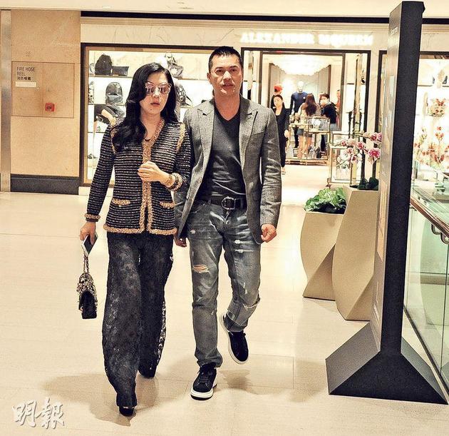 吕良伟与太太杨小娟在中环置地广场逛街购物。
