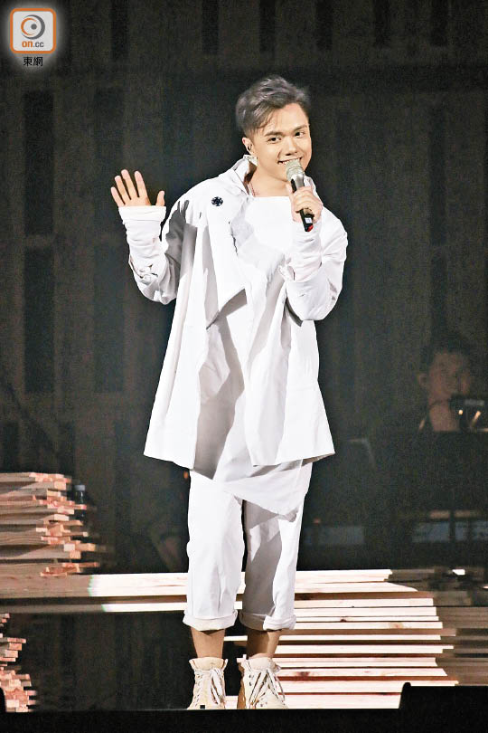 除了献唱，张敬轩还与卢冠廷讲环保讲笑话。