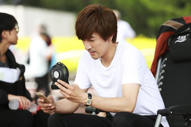 张鲁一在《新海》片场