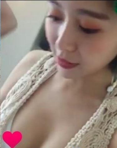 女星Albee(刘璟莹)玩直播疑似露点