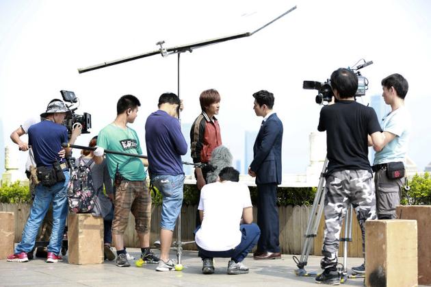 张鲁一《新海》杀青 剧组庆生欢乐多