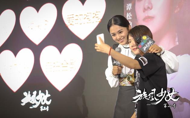 安悦溪和粉丝亲密合影