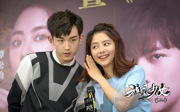 谭松韵和郭俊辰现场放糖