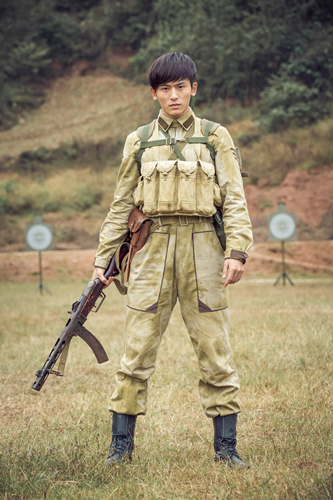 张哲瀚《解密》化身冷面神枪手