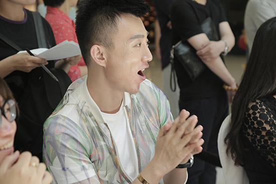 主持亚明传递正能量 鼓励小朋友重在参与