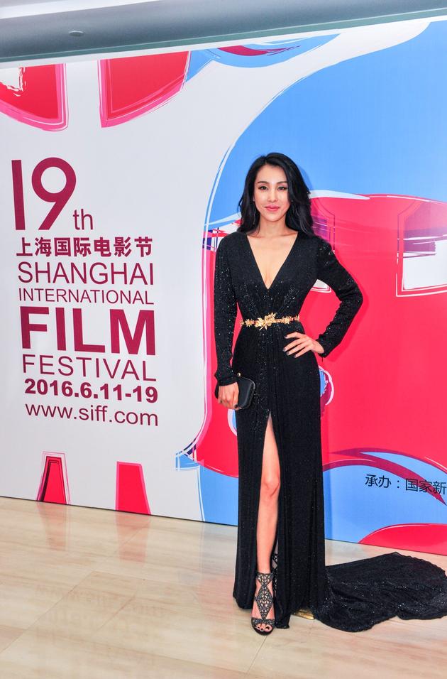 上影节闭幕 吴靖萱与派拉蒙副总走红毯