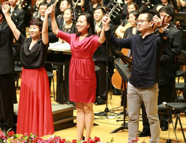 谢文辉（中）等作曲家谢幕致谢