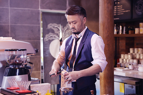 《咖啡店》热拍 店长曹卫宇示范冲咖啡