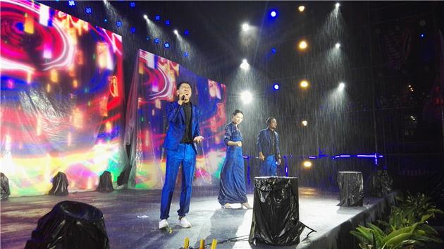 阿吉太重庆开唱遇暴雨