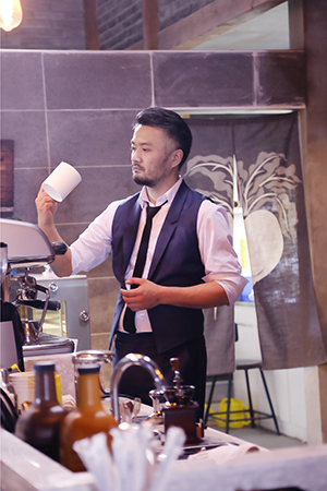 《咖啡店》热拍 店长曹卫宇示范冲咖啡