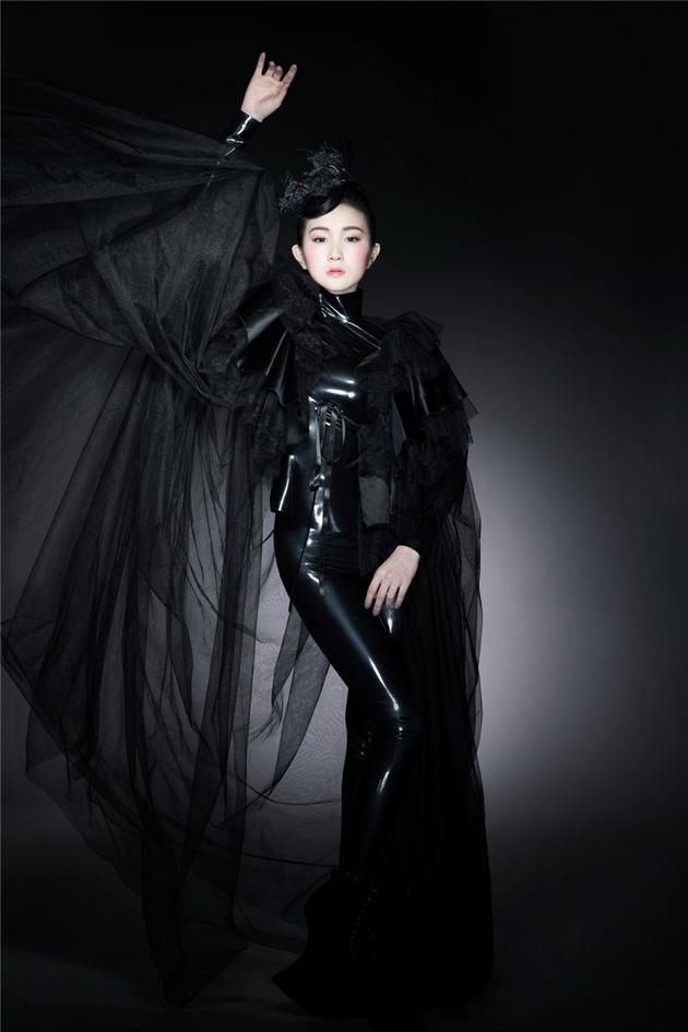 在mv中总共换了3个造型,黑色胶衣造型被工作人员夸超有"阿密特风",但