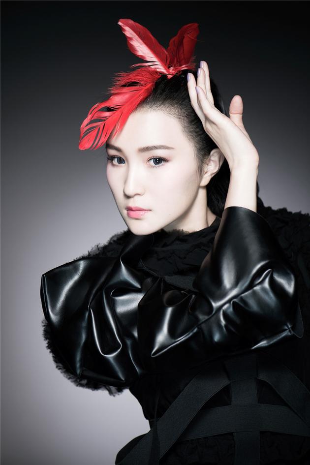 玲珑蝙蝠mv获邝盛掌镜主打黑白色调