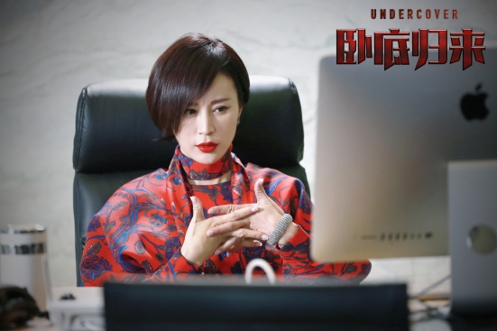 在这支片花中,杨雨婷饰演的林莺本剧的时尚担当,烈焰红唇的造型十分