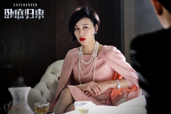 在这支片花中,杨雨婷饰演的林莺本剧的时尚担当,烈焰红唇的造型十分