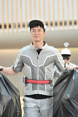 跑男4上演"星球反击战" 李晨变身机器人