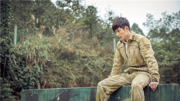 实力撩妹!《解密》曝剧照 张哲瀚军装man