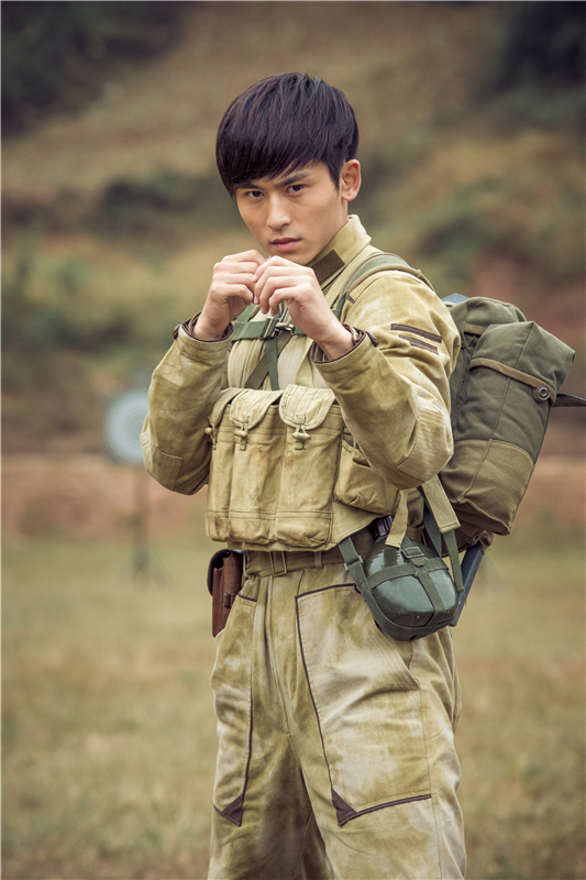 实力撩妹!《解密》曝剧照 张哲瀚军装man