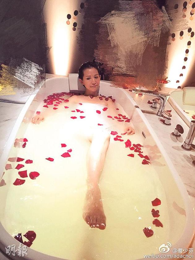 蔡少芬前晚（5月24日）在微博分享拍摄出浴戏的照片，获网民称赞“娘娘太美”。