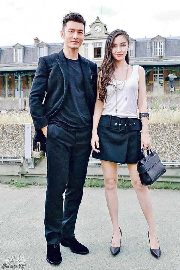 黄晓明与Angelababy夫妻档出席巴黎时装周，吸引大批传媒拍照。