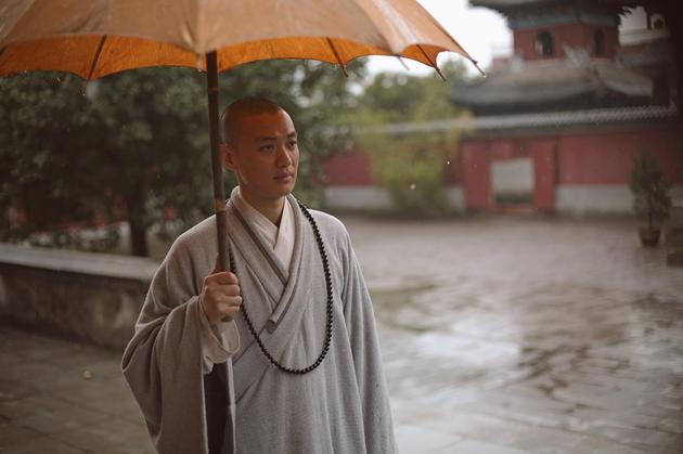 周一围光头造型