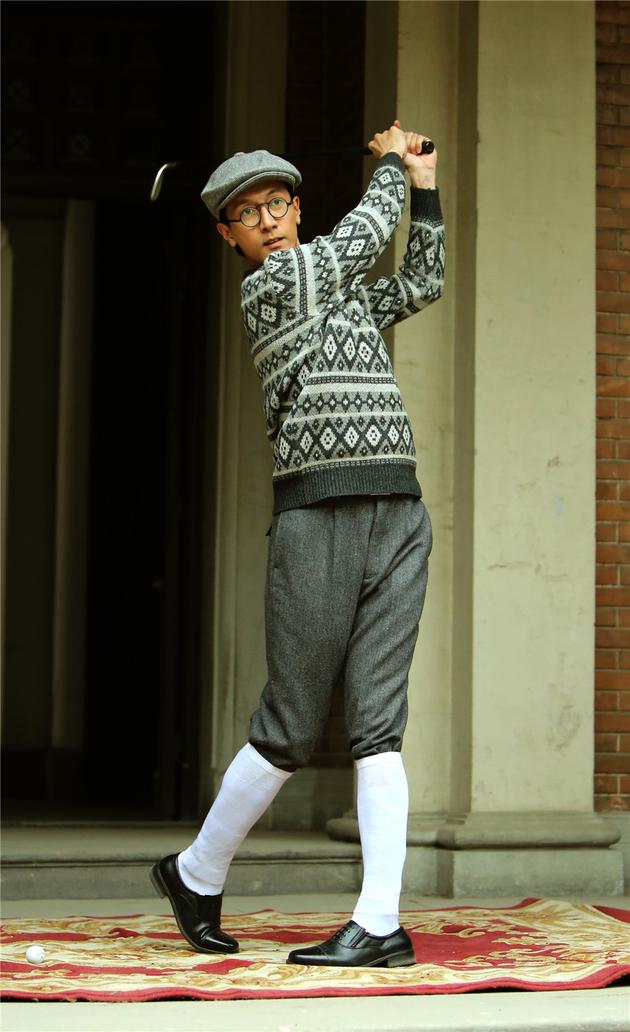 在打高尔夫球的溥仪