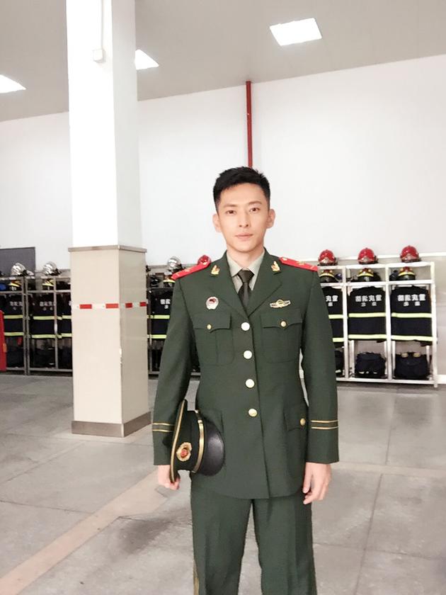 特勤精英吴弘制服加持帅气亮相发布会