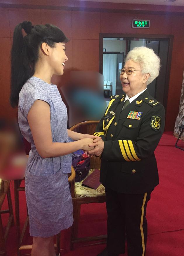 田华陈思思握手