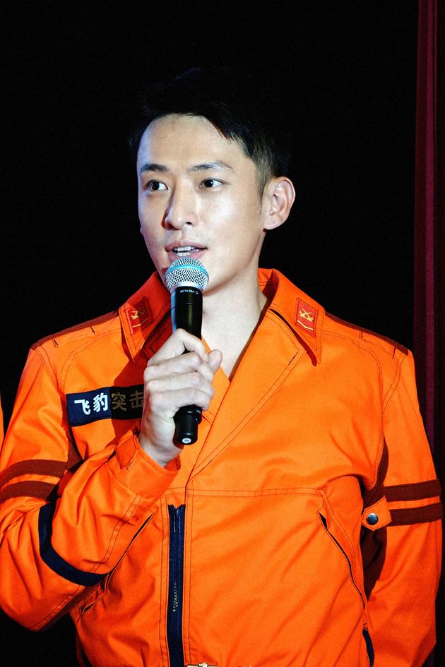 特勤精英吴弘制服加持帅气亮相发布会