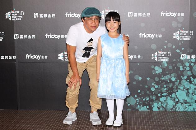 游安顺(左)与片中女儿