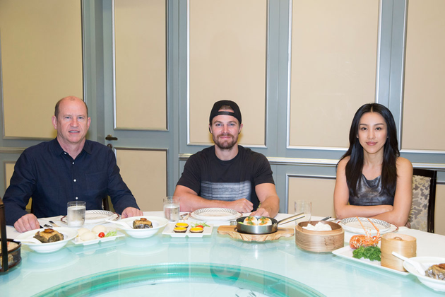 斯蒂芬·阿梅尔,吴靖萱,罗伯·摩尔一起去吃了广州正宗的龙虾和笼仔包