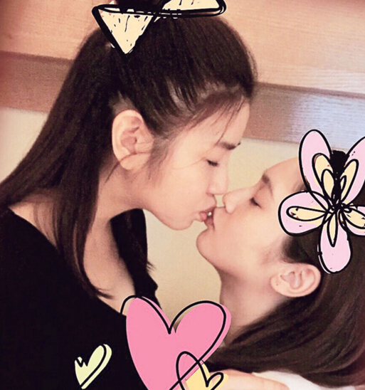 杨丞琳（右）与陈妍希（左）嘟嘴亲吻，有网民笑问陈晓与李荣浩是否要抱在一起