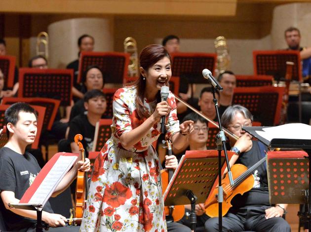 “打开艺术之门”形象大使春妮主持开幕式