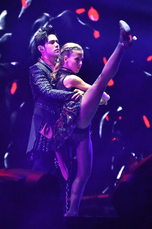 周杰伦与舞者热舞