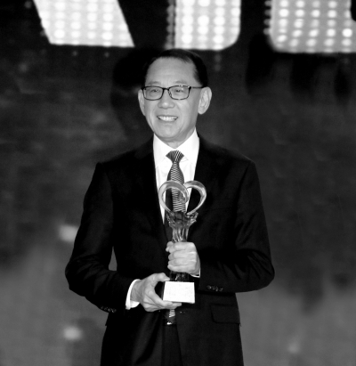 2016年，杨受成博士第八次获得“中国慈善榜年度十大慈善家”殊荣。