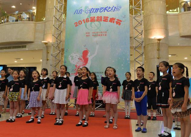 春天合唱团的小天使开幕式演出前欢迎观众