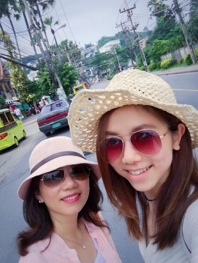 邓紫棋与妈妈泰国开心游玩露性感小蛮腰