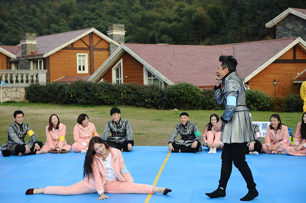 邓超独演双簧整蛊搭档劈个叉