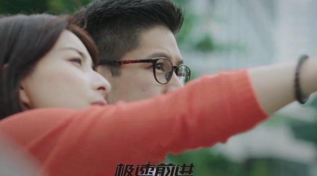 郭晶晶夫妇眺望远方