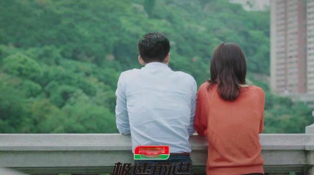 二人在自家豪宅的背影