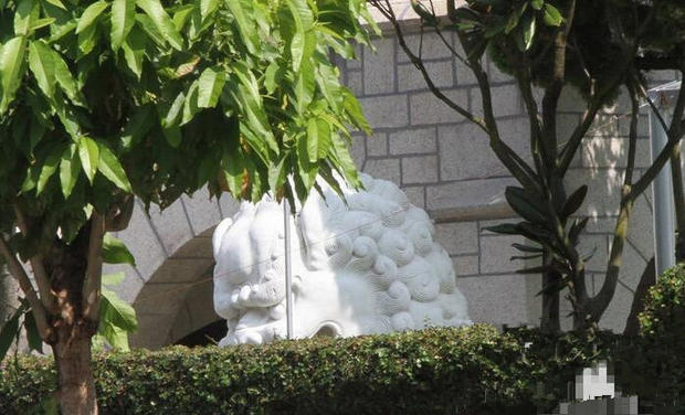 门前还矗立着石狮子